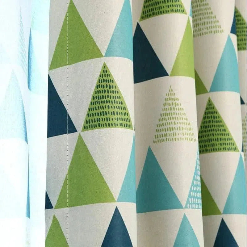 Rideau moderne avec motif géométrique triangulaire en nuances de vert et bleu, idéal pour ajouter une touche de fraîcheur et de style à votre intérieur. Parfait pour le salon, la chambre ou la salle de séjour, ce rideau design apporte une ambiance contemporaine et colorée à votre décoration.