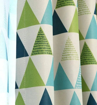 Rideau moderne avec motif géométrique triangulaire en nuances de vert et bleu, idéal pour ajouter une touche de fraîcheur et de style à votre intérieur. Parfait pour le salon, la chambre ou la salle de séjour, ce rideau design apporte une ambiance contemporaine et colorée à votre décoration.