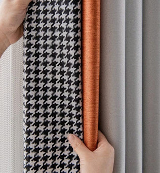 Sélection de rideaux modernes avec motifs élégants en noir et blanc, accent cuivré et nuances de gris pour décoration intérieure. Parfaits pour un salon contemporain ou une chambre stylée. Transformez votre espace avec ces options de rideaux tendance.