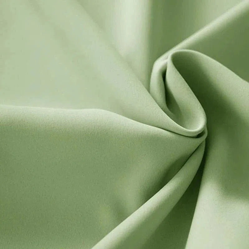 Rideau élégant vert pâle, parfait pour ajouter une touche de fraîcheur et de modernité à votre intérieur. Idéal pour le salon, la chambre ou la salle de séjour, ce rideau est caractérisé par sa teinte douce et apaisante qui s'harmonise avec divers styles de décoration. Accessoire incontournable pour contrôler la lumière tout en embellissant l'espace.