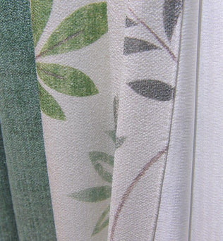 Rideaux décoratifs avec motifs de feuilles vertes et nuances de gris, parfaits pour ajouter une touche de fraîcheur et d'élégance à votre intérieur. Idéal pour salon, chambre ou bureau, ces rideaux modernisent votre espace tout en offrant une ambiance naturelle.