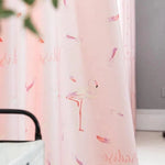 Voilage rose élégant avec motif flamant rose pour décoration de chambre d'enfant ou de bébé. Ce rideau original et délicat ajoute une touche de douceur et de couleur à votre intérieur. Idéal pour créer une ambiance chaleureuse et accueillante. Découvrez ce rideau tendance pour personnaliser votre espace avec style.