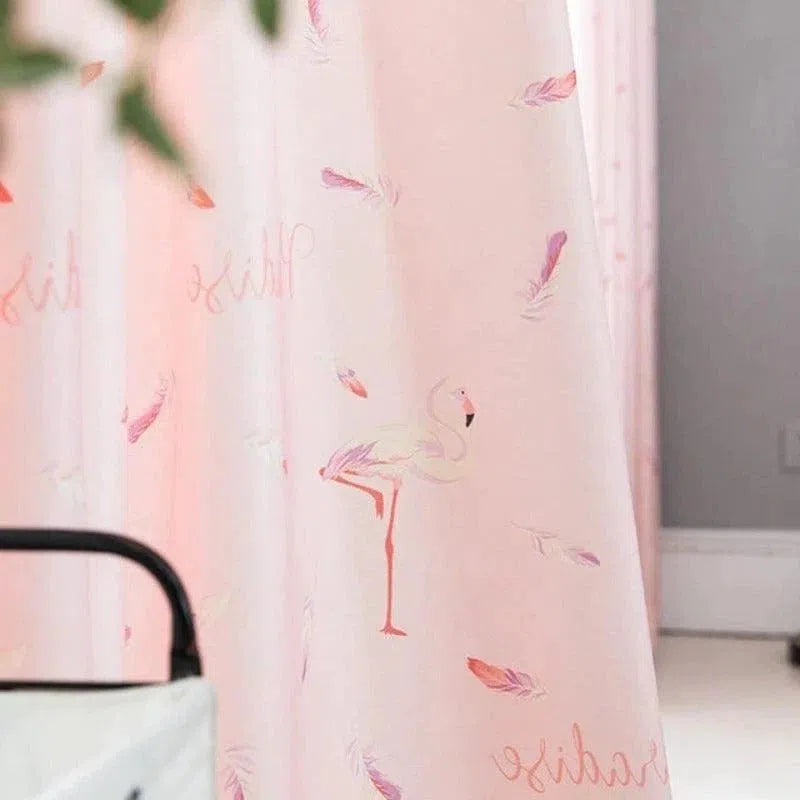 Voilage rose élégant avec motif flamant rose pour décoration de chambre d'enfant ou de bébé. Ce rideau original et délicat ajoute une touche de douceur et de couleur à votre intérieur. Idéal pour créer une ambiance chaleureuse et accueillante. Découvrez ce rideau tendance pour personnaliser votre espace avec style.