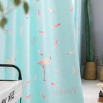 Rideau de douche bleu clair avec motifs de flamants roses élégants et plumes délicates. Ajoutez une touche de charme et de style tropical à votre salle de bain avec cet accessoire décoratif. Idéal pour créer une atmosphère apaisante et moderne.