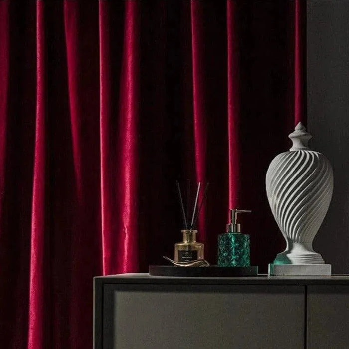 Rideau en velours rouge élégant pour salon - Ce luxueux rideau en velours apporte une touche de sophistication à votre intérieur. Idéal pour créer une atmosphère chaleureuse et raffinée, il s'intègre parfaitement dans un salon moderne ou classique. Accessoires de décoration élégants inclus pour un style harmonieux.