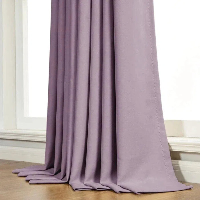 Rideau violet élégant pour salon moderne mettant en valeur une décoration intérieure sophistiquée, idéal pour filtrer la lumière tout en ajoutant une touche de couleur subtile à votre espace de vie.