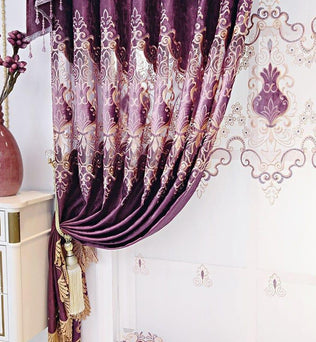 Rideau décoratif violet avec motifs élégants pour salon, ajoutant une touche d'élégance et de sophistication à votre intérieur. Parfait pour créer une ambiance chaleureuse et accueillante. Disponible avec détails dorés et franges sophistiquées. Accessoire idéal pour embellir votre maison.