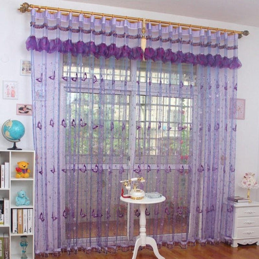 Rideaux décoratifs pour fenêtre, design avec motifs papillons violets. Parfaits pour ajouter une touche élégante et colorée à votre salon ou chambre. Idéal pour filtrer la lumière tout en embellissant l'intérieur de votre maison. Accessoires de maison tendance et modernes.