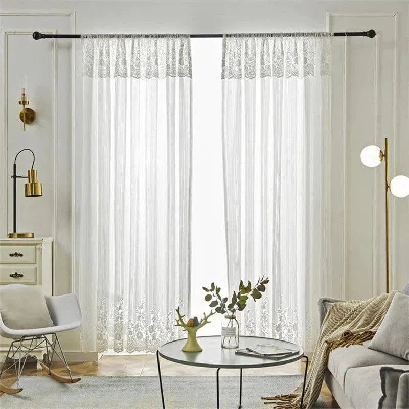Rideaux semi-transparents élégants suspendus dans un salon moderne avec décoration lumineuse, comprenant un canapé confortable, une table basse avec vase et un éclairage contemporain, offrant une ambiance raffinée et accueillante.