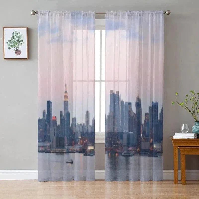 Rideau décoratif avec motif de skyline urbaine offrant une vue sur des gratte-ciels au crépuscule, parfait pour ajouter une touche moderne et sophistiquée à votre salon ou chambre. Ce rideau élégant intègre la beauté d'une métropole directement dans votre intérieur, tout en filtrant doucement la lumière pour une ambiance chaleureuse et accueillante. Idéal pour les amateurs de design contemporains et les amoureux des grandes villes.