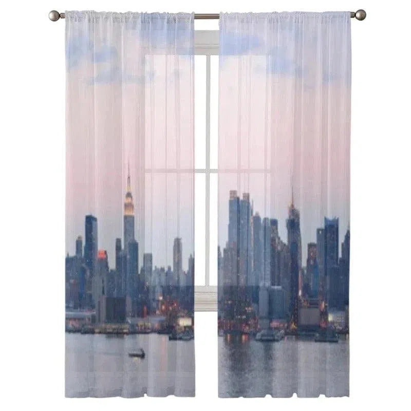 Rideau décoratif avec motif de gratte-ciel urbain, idéal pour salon ou chambre, apportant une touche contemporaine à votre intérieur. Le design de la ville au crépuscule crée une ambiance moderne et élégante, parfait pour les amateurs d'architecture. Accessoire déco incontournable pour embellir vos fenêtres tout en ajoutant du caractère à votre espace.