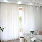 Rideaux blancs élégants pour salon moderne, ajoutent une touche lumineuse et épurée à votre espace de vie. Idéal pour filtrer la lumière naturelle tout en préservant l'intimité. Décoration intérieure sobre et contemporaine, parfaite pour embellir votre pièce à vivre.