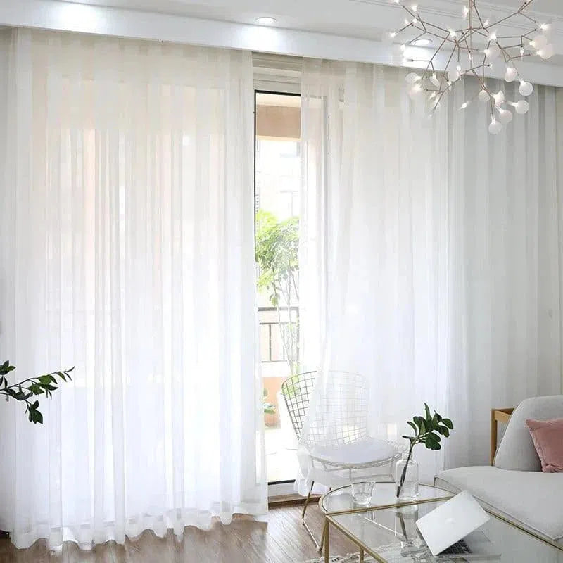 Rideaux blancs élégants pour salon moderne, ajoutent une touche lumineuse et épurée à votre espace de vie. Idéal pour filtrer la lumière naturelle tout en préservant l'intimité. Décoration intérieure sobre et contemporaine, parfaite pour embellir votre pièce à vivre.