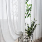 Voilage blanc élégant dans un intérieur lumineux, idéal pour filtrer la lumière naturelle tout en ajoutant une touche moderne à votre décoration. Parfait pour les salons, chambres ou espaces de détente, ce rideau laisse entrer la clarté extérieure tout en préservant l'intimité. Améliore l'esthétique de vos fenêtres avec simplicité et style.