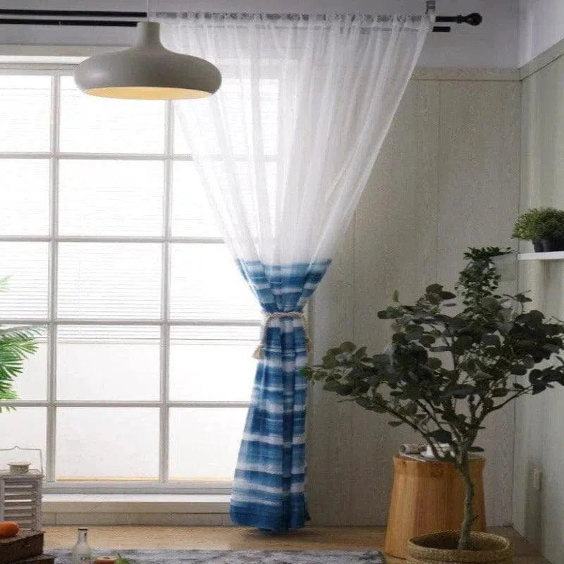 Rideau élégant avec dégradé bleu et blanc, idéal pour ajouter une touche de modernité et de fraîcheur à votre intérieur. Parfait pour salon ou chambre, il permet de filtrer la lumière tout en gardant une certaine intimité. Accessible et au design accrocheur, ce rideau est l’élément de décoration parfait pour un espace lumineux et accueillant.