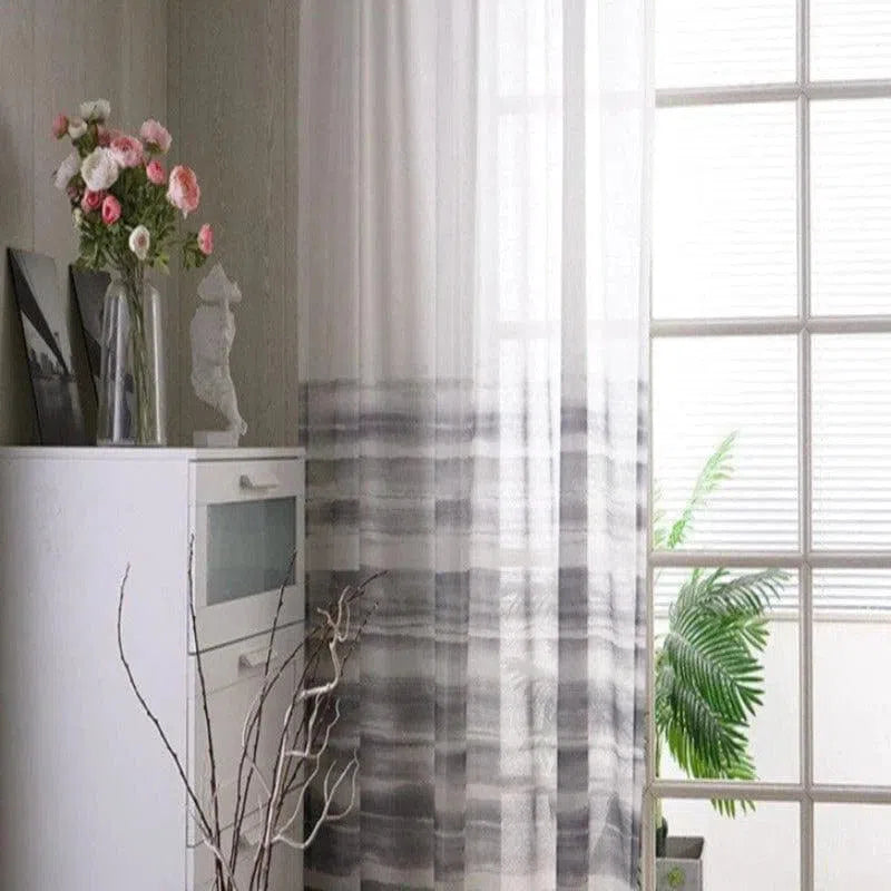 Rideau décoratif moderne avec motif dégradé gris, ajoutant une touche élégante et contemporaine à un salon ou une chambre. Ce rideau transparent permet de filtrer doucement la lumière tout en maintenant l'intimité. Idéal pour une décoration intérieure chaleureuse et stylée. Parfait pour créer une ambiance accueillante et apaisante.