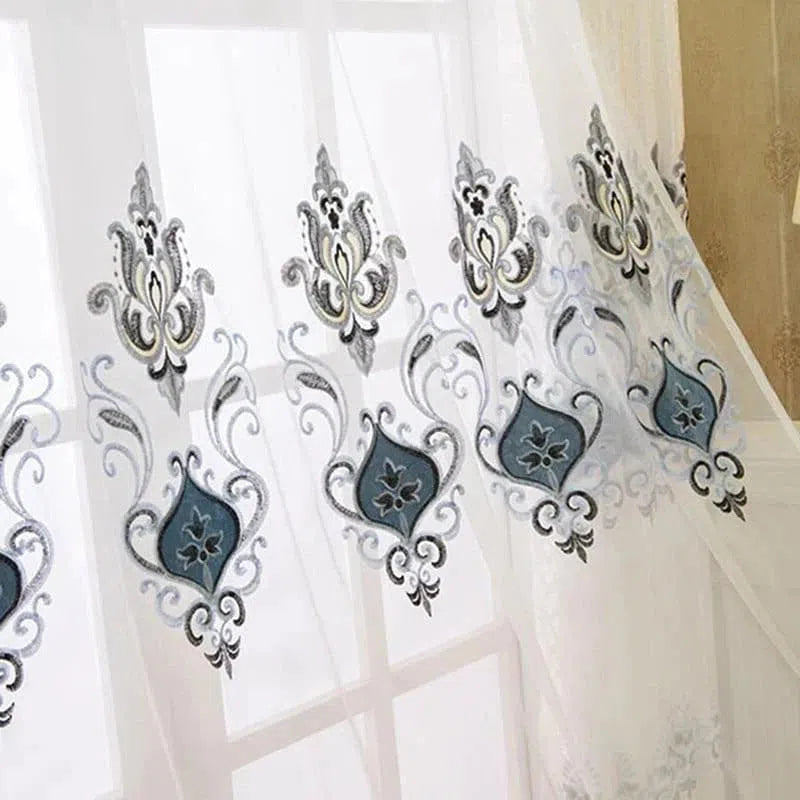 Voilage décoratif avec motif floral brodé, idéal pour apporter une touche élégante et raffinée à votre intérieur. Lumineux et chic, parfait pour salon ou chambre, avec design contemporain et détails sophistiqués. Crée une atmosphère chaleureuse et accueillante, tout en filtrant la lumière naturelle.