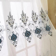 rideau blanc semi transparent motifs floraux turquoises classique élégant fixations tringle