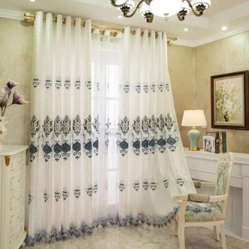 Rideaux élégants avec motifs décoratifs pour salon, offrant une ambiance chic et raffinée. Idéal pour habiller vos fenêtres tout en ajoutant une touche de style à votre décoration intérieure. Parfait pour compléter un aménagement élégant et moderne, et apporter une luminosité naturelle à votre pièce de vie.