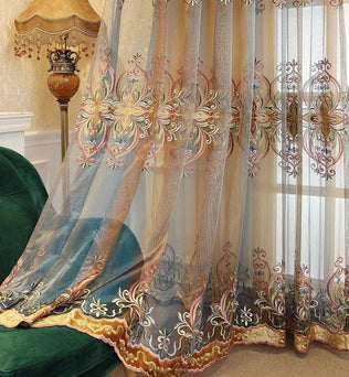 Rideau décoratif luxueux avec motif floral, idéal pour ajouter une touche élégante à votre salon. Ses motifs détaillés apportent sophistication et charme, parfaits pour harmoniser avec un intérieur raffiné. Ce rideau embellira votre espace tout en filtrant délicatement la lumière naturelle.