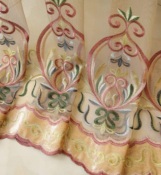 Rideau brodé avec motifs floraux et arabesques en tons pastel. Élégant et raffiné, il apporte une touche de charme à votre intérieur. Idéal pour embellir les salons ou les chambres à coucher, ce rideau ajoute un aspect décoratif sophistiqué et chaleureux. Fixation facile pour un rendu esthétique parfait dans tout espace de vie.