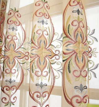 Rideaux décoratifs élégants avec motifs floraux brodés, ajoutant une touche artistique et raffinée à votre intérieur. Ces voilages sont parfaits pour créer une ambiance chaleureuse et accueillante dans n'importe quelle pièce de votre maison. Idéal pour un salon ou une chambre, ce design apporte délicatesse et sophistication à votre décoration.