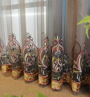 Rideau décoratif élégant avec motifs floraux, idéal pour ajouter une touche de raffinement à votre salon ou chambre. Design sophistiqué et harmonieux, parfait pour personnaliser vos espaces intérieurs. Offrez à votre intérieur une ambiance chaleureuse et accueillante avec ce rideau unique et chic.