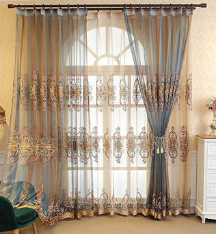 Rideau élégant avec motifs floraux ornant une grande fenêtre en arc, apportant une touche raffinée à la décoration intérieure. Le rideau est partiellement tiré, laissant entrer une douce lumière naturelle, idéal pour un salon ou une chambre sophistiquée. Accessoire décoratif chic pour embellir les espaces de vie avec style.