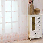 Voilage élégant à motifs floraux roses pour salon, apportant une touche délicate et romantique à votre intérieur. Idéal pour créer une ambiance douce et lumineuse. Parfait pour les fenêtres du séjour ou de la chambre.