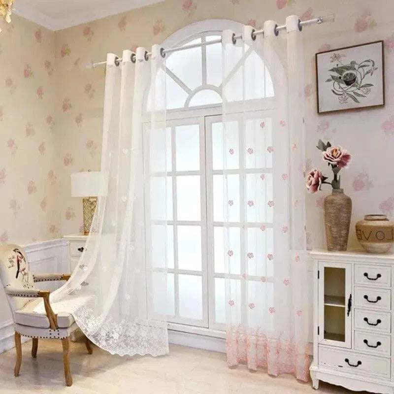 Rideau décoratif élégant avec motifs floraux, idéal pour ajouter une touche de sophistication à une pièce. Ce rideau transparent s'harmonise parfaitement avec un intérieur lumineux et romantique, accentuant la beauté de vos fenêtres tout en laissant passer la lumière naturelle. Transformez votre espace de vie avec ce rideau qui combine style et délicatesse.
