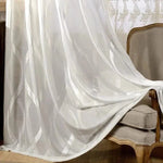 Rideau translucide blanc avec motifs, idéal pour ajouter une touche d'élégance à votre intérieur. Parfait pour le salon ou la chambre, ce rideau raffiné assure une ambiance lumineuse et aérée tout en préservant l'intimité. Design sophistiqué avec des motifs subtils pour une décoration moderne et chic.