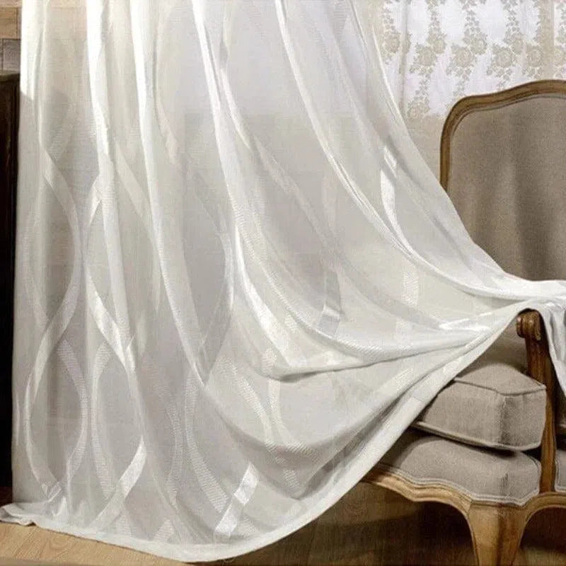 Rideau translucide blanc avec motifs, idéal pour ajouter une touche d'élégance à votre intérieur. Parfait pour le salon ou la chambre, ce rideau raffiné assure une ambiance lumineuse et aérée tout en préservant l'intimité. Design sophistiqué avec des motifs subtils pour une décoration moderne et chic.