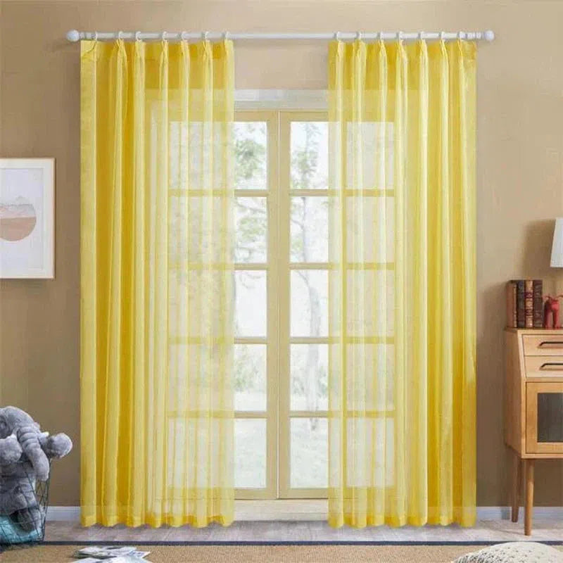 Rideaux lumineux jaunes ajoutant une touche de couleur et d'élégance à une pièce, parfaits pour laisser entrer la lumière naturelle tout en préservant l'intimité. Accessoire idéal pour un salon moderne ou une chambre accueillante.
