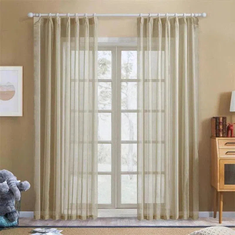 Rideaux transparents élégants et modernes pour salon, offrant une ambiance lumineuse et chaleureuse. Conception idéale pour habiller vos fenêtres tout en laissant passer la lumière naturelle. Disponible en dimensions variées pour s'adapter à toutes les tailles de fenêtres. Accessoire parfait pour ajouter une touche de sophistication à votre intérieur.