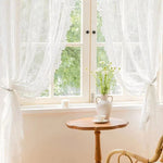Voilage blanc élégant avec motifs délicats, idéal pour une ambiance lumineuse et apaisante dans votre salon. Ces rideaux légers laissent passer la lumière naturelle, transformant chaque pièce en un espace chaleureux et accueillant. Parfait pour une décoration intérieure soignée et raffinée. Disponible avec accessoires décoratifs pour personnaliser votre style.