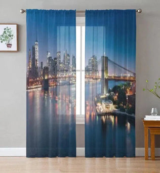 Rideau avec motif nocturne de la ville, parfait pour apporter une ambiance urbaine à votre intérieur. Décor panoramique élégant idéal pour les chambres modernes. Accessoire décoratif pour transformer votre pièce avec une vue imprenable sur un pont illuminé et une skyline emblématique.