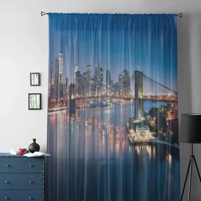Rideau de décoration intérieure avec une impression panoramique d'une ville illuminée la nuit, ajoutant une touche moderne et élégante à votre salon ou chambre. Ce rideau met en valeur une vue imprenable sur un pont emblématique et une ligne d'horizon urbaine, créant une atmosphère urbaine et contemporaine. Idéal pour transformer votre espace en un cadre sophistiqué et accueillant.