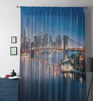 Rideau de décoration intérieure avec une impression panoramique d'une ville illuminée la nuit, ajoutant une touche moderne et élégante à votre salon ou chambre. Ce rideau met en valeur une vue imprenable sur un pont emblématique et une ligne d'horizon urbaine, créant une atmosphère urbaine et contemporaine. Idéal pour transformer votre espace en un cadre sophistiqué et accueillant.