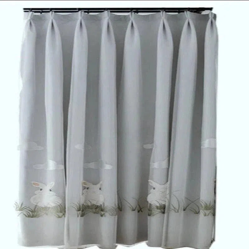 Rideau blanc élégant avec motifs de lapins et herbes, idéal pour une chambre d'enfant ou une salle de jeux. Décoration douce et apaisante, ce rideau ajoutera une touche de fantaisie et de nature à votre intérieur. Créez une ambiance chaleureuse et accueillante tout en préservant l'intimité de la pièce.