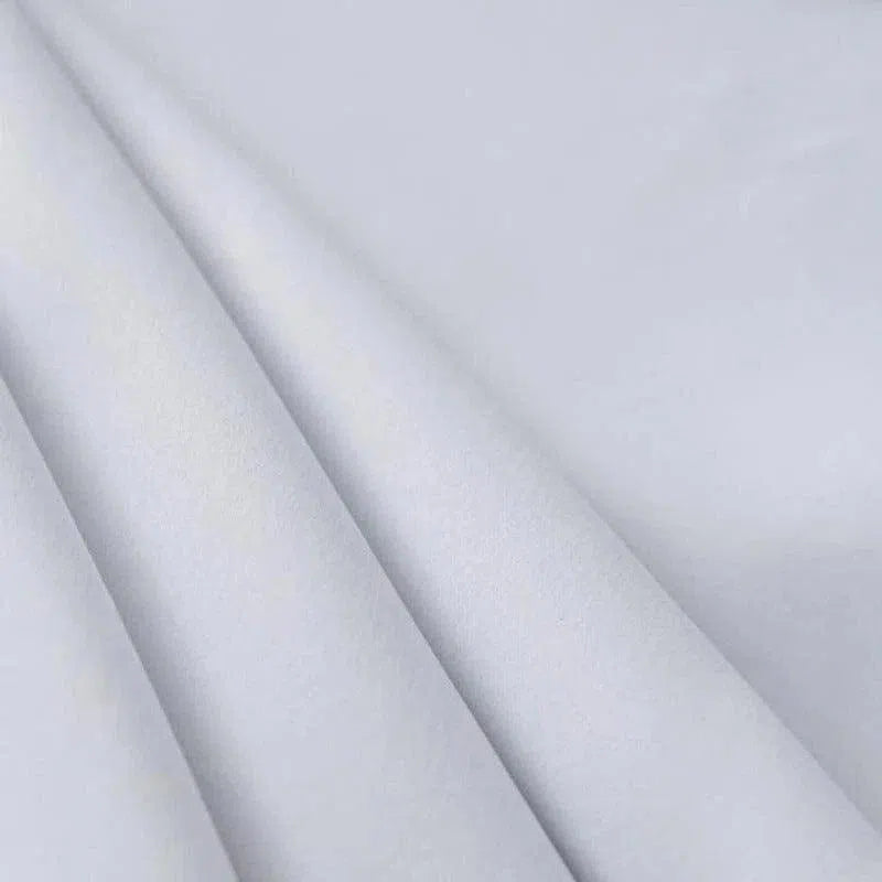 Image d'un textile blanc, idéal pour les projets de couture et les créations personnalisées. Tissu d'une grande douceur, parfait pour des usages divers, tels que la décoration intérieure, les vêtements élégants ou les accessoires. Optimisé pour apporter une touche lumineuse et raffinée à vos réalisations.