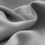 Texture fluide drapée de manière élégante, créant des ondulations douces et harmonieuses en nuances de gris. Idéal pour apporter une touche de sophistication et de modernité à votre intérieur. Parfait pour les projets de décoration contemporains.