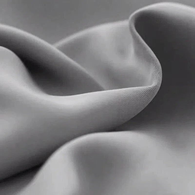 Texture fluide drapée de manière élégante, créant des ondulations douces et harmonieuses en nuances de gris. Idéal pour apporter une touche de sophistication et de modernité à votre intérieur. Parfait pour les projets de décoration contemporains.