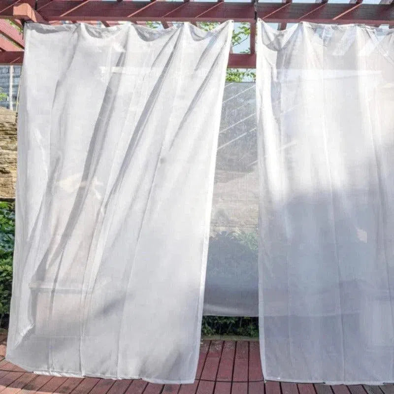 Rideaux voilage blancs pour pergola, créant une ambiance douce et lumineuse dans le jardin. Adaptés à la décoration extérieure, ces rideaux offrent intimité et élégance tout en laissant passer la lumière naturelle. Idéal pour orner les espaces extérieurs tels que terrasses et patios, ajoutant charme et sophistication. Faciles à installer, ces rideaux embellissent votre espace de vie en plein air avec style et fonctionnalité.
