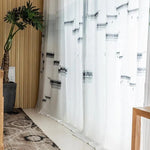 Rideau blanc avec des motifs noirs, idéal pour ajouter une touche moderne et élégante à votre salon. Ce rideau apporte une dimension contemporaine à votre espace tout en filtrant délicatement la lumière naturelle. Parfait pour créer une ambiance accueillante et sophistiquée dans votre intérieur.