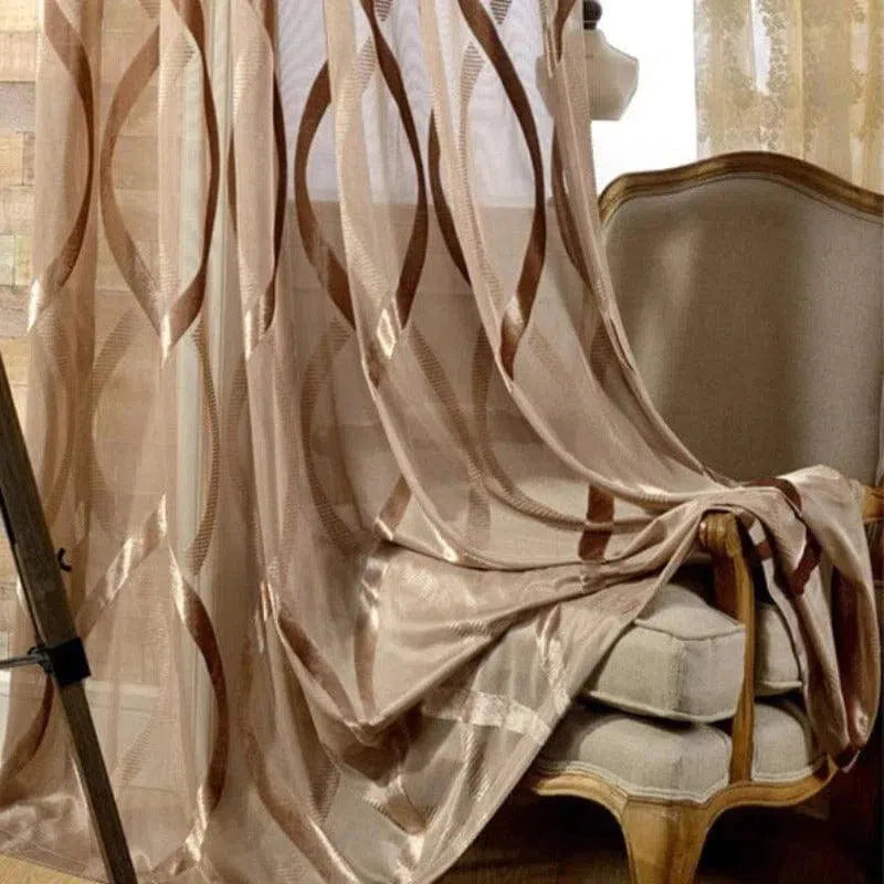 Rideau transparent avec motifs géométriques brun et beige drapé sur un fauteuil élégant, apportant une touche moderne et sophistiquée à votre décoration intérieure. Parfait pour ajouter de la légèreté et du style à votre salon ou chambre à coucher.