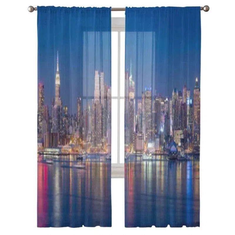 "Rideau design urbain avec vue sur la ville illuminée la nuit, idéal pour ajouter une touche moderne à votre intérieur. Créez une ambiance sophistiquée et élégante dans votre salon ou chambre avec ce motif de skyline captivant. Décoration de fenêtre parfaite pour les amateurs de grandes métropoles."