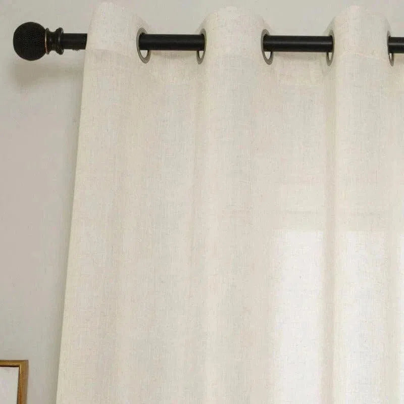 Rideau blanc élégant avec œillets métalliques sur tringle noire, idéal pour ajouter une touche de sophistication et de luminosité à votre intérieur. Ce rideau s'adapte parfaitement aux salons, chambres ou espaces de vie modernes, offrant une ambiance chaleureuse et accueillante. Facile à installer et à entretenir, il est parfait pour toute décoration maison.