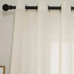 Rideau blanc élégant avec œillets métalliques sur tringle noire, idéal pour ajouter une touche de sophistication et de luminosité à votre intérieur. Ce rideau s'adapte parfaitement aux salons, chambres ou espaces de vie modernes, offrant une ambiance chaleureuse et accueillante. Facile à installer et à entretenir, il est parfait pour toute décoration maison.