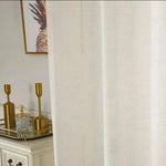 Rideau blanc élégant pour salon moderne, ajoutant une touche lumineuse à votre intérieur. Complément parfait pour une décoration sophistiquée, ce rideau s'harmonise avec un mobilier raffiné et des accessoires dorés. Idéal pour créer une atmosphère chaleureuse et accueillante dans n'importe quelle pièce de la maison.