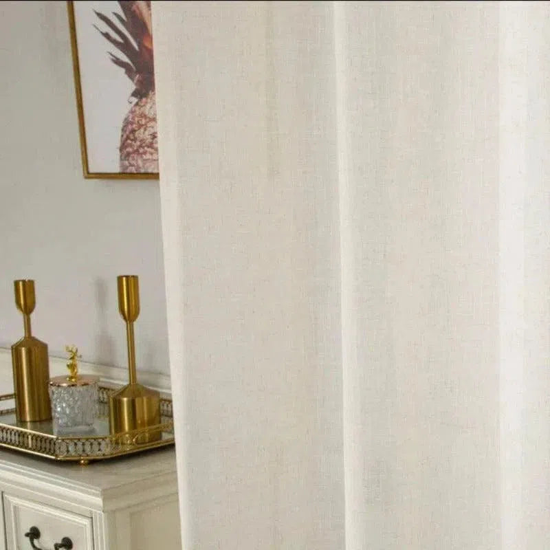 Rideau blanc élégant pour salon moderne, ajoutant une touche lumineuse à votre intérieur. Complément parfait pour une décoration sophistiquée, ce rideau s'harmonise avec un mobilier raffiné et des accessoires dorés. Idéal pour créer une atmosphère chaleureuse et accueillante dans n'importe quelle pièce de la maison.